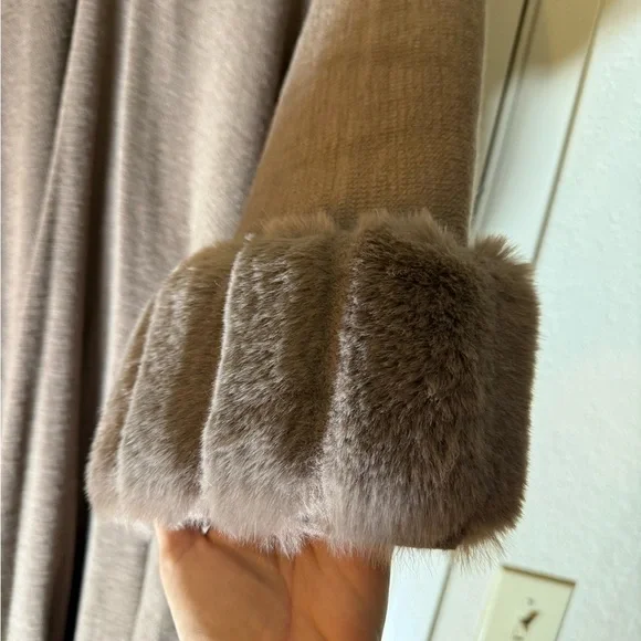 Brown fuzzy trim batwing sleeve cardigan chic elegant contemporary - Picture 3 of 4